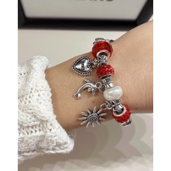 Bratara argintie cu margele si diverse accesorii deosebite rosie
