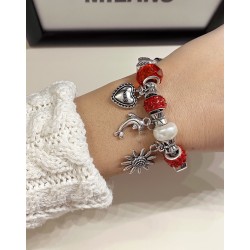 Bratara argintie cu margele si diverse accesorii deosebite rosie