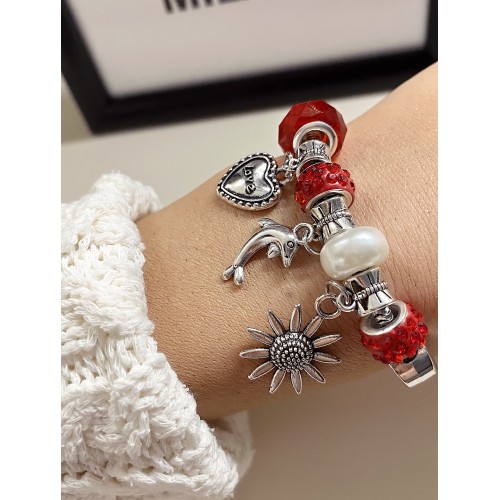 Bratara argintie cu margele si diverse accesorii deosebite rosie