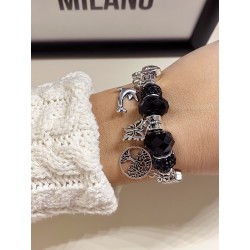 Bratara argintie cu margele si diverse accesorii deosebite negre
