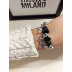 Bratara argintie cu margele si diverse accesorii deosebite negre