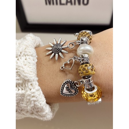 Bratara argintie cu margele si diverse accesorii deosebite galbene