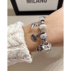 Bratara argintie cu margele si diverse accesorii deosebite albe