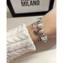 Bratara argintie cu margele si diverse accesorii deosebite albe
