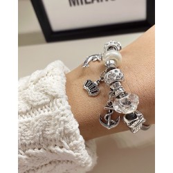 Bratara argintie cu margele si diverse accesorii deosebite albe