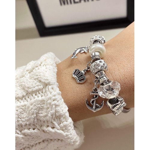 Bratara argintie cu margele si diverse accesorii deosebite albe