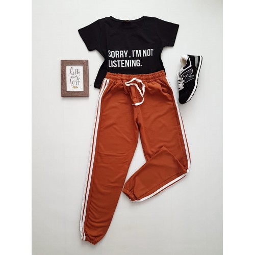 Compleu dama casual COMBO din pantaloni lungi dungi laterale maro + tricou negru sorry