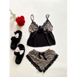 Pijama dama ieftina primavara-vara cu aspect satinat lucios negru cu imprimeu Print