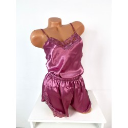 Set dama ieftin roz din satin format din capot, maieu si pantaloni scurti