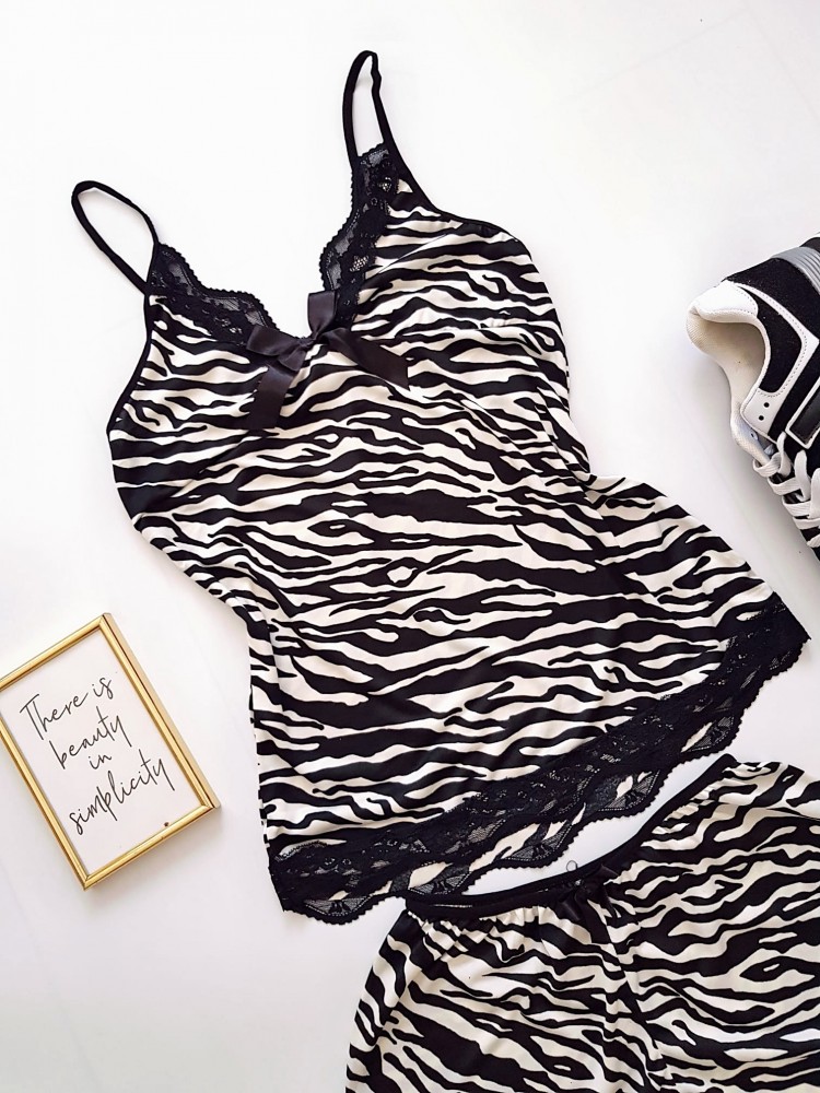 Pijama dama ieftina primavara-vara cu aspect satinat lucios negru cu imprimeu Zebra gri și volanase