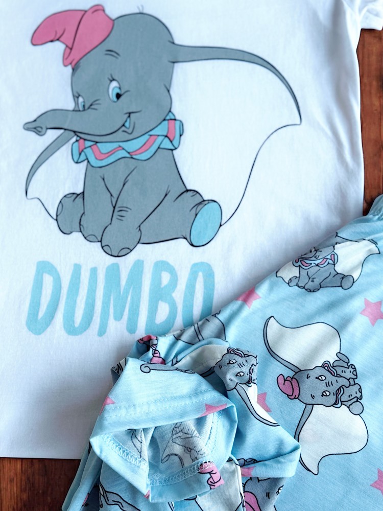 Pijama dama ieftina din bumbac cu tricou alb si pantaloni albastri cu imprimeu Dumbo