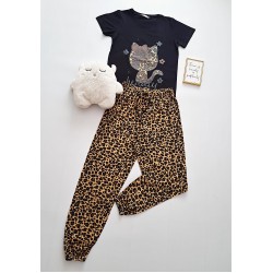 Pijama dama ieftina bumbac cu pantaloni lungi maro animal print si tricou negru cu imprimeu HK