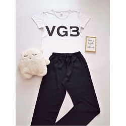 Pijama dama ieftina bumbac lunga cu pantaloni lungi negri  si tricou alb cu imprimeu VGB
