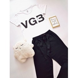 Pijama dama ieftina bumbac lunga cu pantaloni lungi negri  si tricou alb cu imprimeu VGB