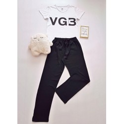 Pijama dama ieftina bumbac lunga cu pantaloni lungi negri  si tricou alb cu imprimeu VGB