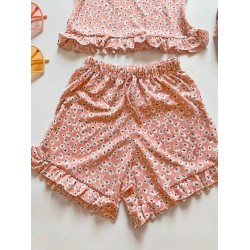 Pijama dama ieftina scurta roz deschis cu maieu cu volanase si imprimeu sweet