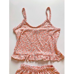 Pijama dama ieftina scurta roz deschis cu maieu cu volanase si imprimeu sweet