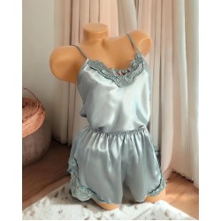 Pijama Dama ieftina cu aspect satinat formata din maieu cu bretele si pantaloni scurti cu dantela vernil - Versatila si Luminoasa