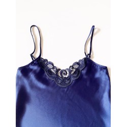 Pijama Dama ieftina cu aspect satinat formata din maieu cu bretele si pantaloni scurti cu dantela bleumarin - Eleganță pentru Seri Relaxante