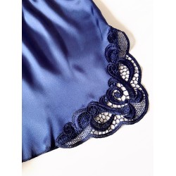 Pijama Dama ieftina cu aspect satinat formata din maieu cu bretele si pantaloni scurti cu dantela bleumarin - Eleganță pentru Seri Relaxante