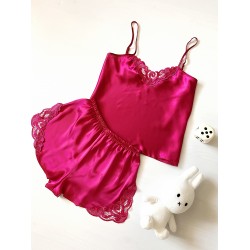 Pijama Dama ieftina cu aspect satinat formata din maieu cu bretele si pantaloni scurti cu dantela roz inchis - Eleganță și Răsfăț Subtil în Seri Liniștite
