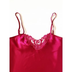 Pijama Dama ieftina cu aspect satinat formata din maieu cu bretele si pantaloni scurti cu dantela roz inchis - Eleganță și Răsfăț Subtil în Seri Liniștite