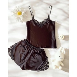 Pijama Dama ieftina cu aspect satinat formata din maieu cu bretele si pantaloni scurti cu dantela neagra -  Eleganță Clasică în Fiecare Detaliu
