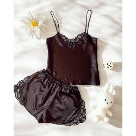 Pijama Dama ieftina cu aspect satinat formata din maieu cu bretele si pantaloni scurti cu dantela neagra -  Eleganță Clasică în Fiecare Detaliu