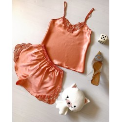 Pijama Dama ieftina cu aspect satinat formata din maieu cu bretele si pantaloni scurti cu dantela - Plină de Energie și Culoare