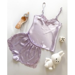 Pijama Dama ieftina cu aspect satinat formata din maieu cu bretele si pantaloni scurti cu dantela lila - Delicată și Reconfortantă