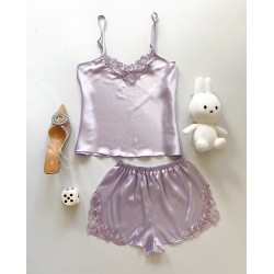Pijama Dama ieftina cu aspect satinat formata din maieu cu bretele si pantaloni scurti cu dantela lila - Delicată și Reconfortantă