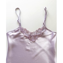 Pijama Dama ieftina cu aspect satinat formata din maieu cu bretele si pantaloni scurti cu dantela lila - Delicată și Reconfortantă