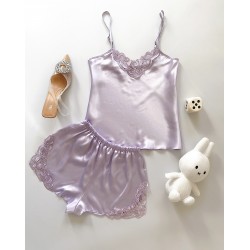 Pijama Dama ieftina cu aspect satinat formata din maieu cu bretele si pantaloni scurti cu dantela lila - Delicată și Reconfortantă