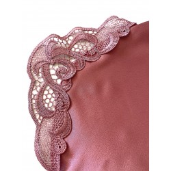 Pijama Dama ieftina cu aspect satinat formata din maieu cu bretele si pantaloni scurti cu dantela roz pudra - O Adiere Blanda de Confort si Stil