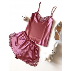 Pijama Dama ieftina cu aspect satinat formata din maieu cu bretele si pantaloni scurti cu dantela roz pudra - O Adiere Blanda de Confort si Stil