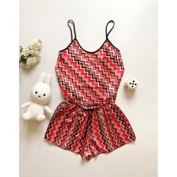 Pijama dama ieftina cu aspect satinat formata din maieu si pantaloni scurti cu dungi colorate - Jucausă și Vibrantă