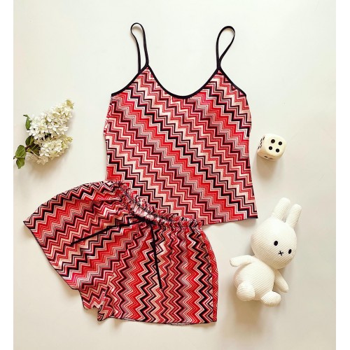 Pijama dama ieftina cu aspect satinat formata din maieu si pantaloni scurti cu dungi colorate - Jucausă și Vibrantă