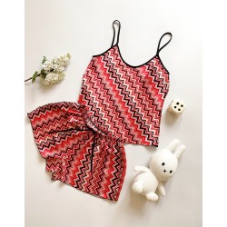 Pijama dama ieftina cu aspect satinat formata din maieu si pantaloni scurti cu dungi colorate - Jucausă și Vibrantă