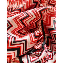 Pijama dama ieftina cu aspect satinat formata din maieu si pantaloni scurti cu dungi colorate - Jucausă și Vibrantă