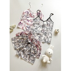 Pijama dama ieftina cu aspect satinat cu maieu si pantaloni scurti cu imprimeu litere chains - Stil Urban și Refined