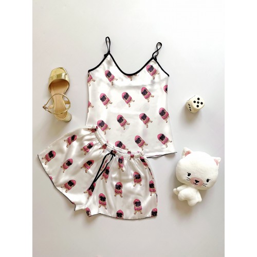 Pijama dama ieftina cu aspect satinat cu maieu si pantaloni scurti cu imprimeu Cateluș Pug Îmbrăcat în Roz - Dragoste pentru animale de companie