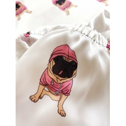 Pijama dama ieftina cu aspect satinat cu maieu si pantaloni scurti cu imprimeu Cateluș Pug Îmbrăcat în Roz - Dragoste pentru animale de companie