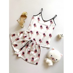 Pijama dama ieftina cu aspect satinat cu maieu si pantaloni scurti cu imprimeu Cateluș Pug Îmbrăcat în Roz - Dragoste pentru animale de companie