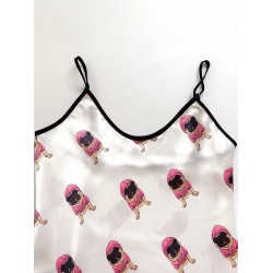 Pijama dama ieftina cu aspect satinat cu maieu si pantaloni scurti cu imprimeu Cateluș Pug Îmbrăcat în Roz - Dragoste pentru animale de companie