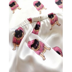 Pijama dama ieftina cu aspect satinat cu maieu si pantaloni scurti cu imprimeu Cateluș Pug Îmbrăcat în Roz - Dragoste pentru animale de companie