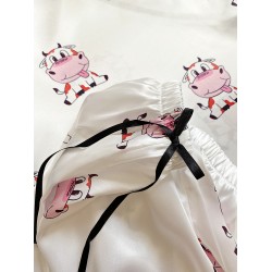 Pijama dama ieftina cu aspect satinat cu maieu si pantaloni scurti cu imprimeu cu Vacuțe Roz Fericite - Veselie și Bucurie Jucăușă