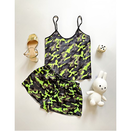 Pijama dama ieftina cu aspect satinat cu maieu si pantaloni scurti cu imprimeu Army - Putere și Determinare