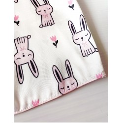 Pijama dama ieftina cu aspect satinat cu maieu si pantaloni scurti cu imprimeu Iepuras Roz - Relaxare in fiecare zi