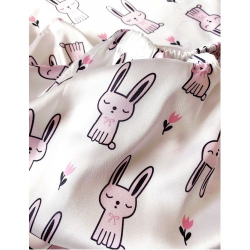 Pijama dama ieftina cu aspect satinat cu maieu si pantaloni scurti cu imprimeu Iepuras Roz - Relaxare in fiecare zi