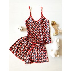 Pijama dama ieftina cu aspect satinat cu maieu si pantaloni scurti cu imprimeu Sageti rosu si negru - Stil in fiecare Vis